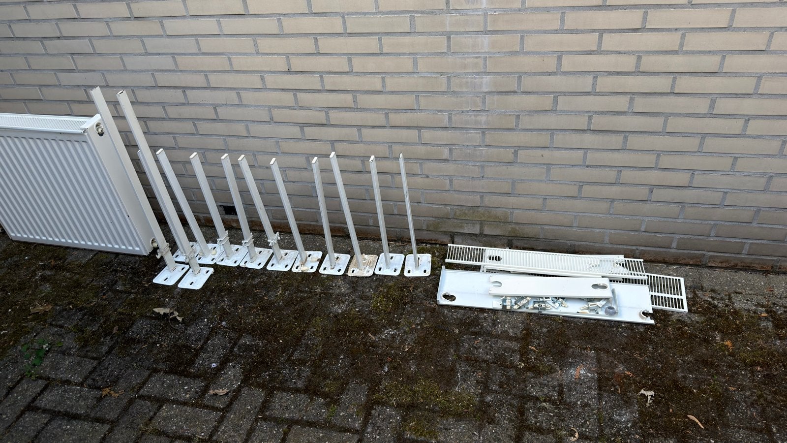 Diverse radiatoren en bevestigingsmateriaal zgan., Ophalen, 30 tot 80 cm, Gebruikt, Radiator