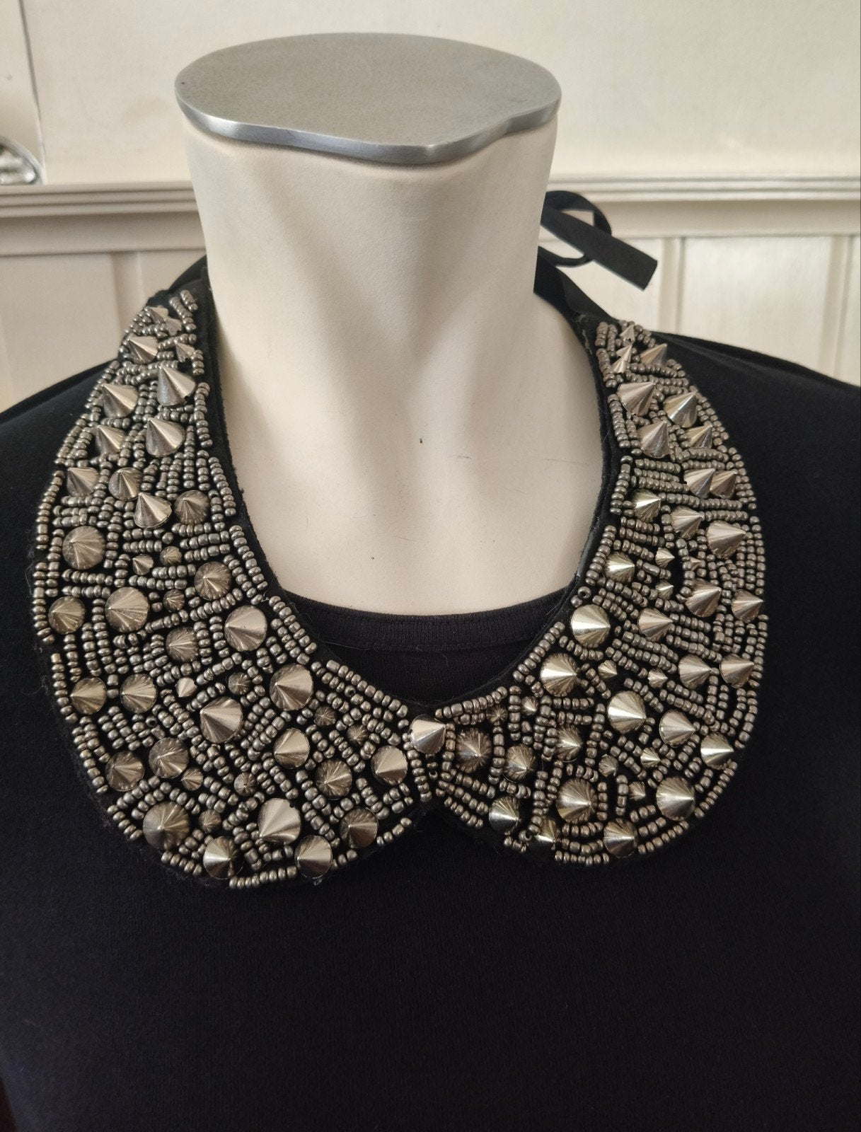 Zilverkleurige kraagketting met studs en kralen, Ophalen of Verzenden, Zo goed als nieuw, Zilver, Overige materialen