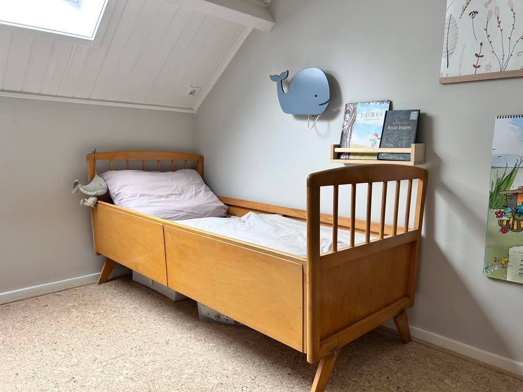 Peuterbed sixties, Kinderen en Baby's, Kinderkamer | Bedden, Ophalen, Gebruikt, 70 tot 85 cm, 140 tot 160 cm