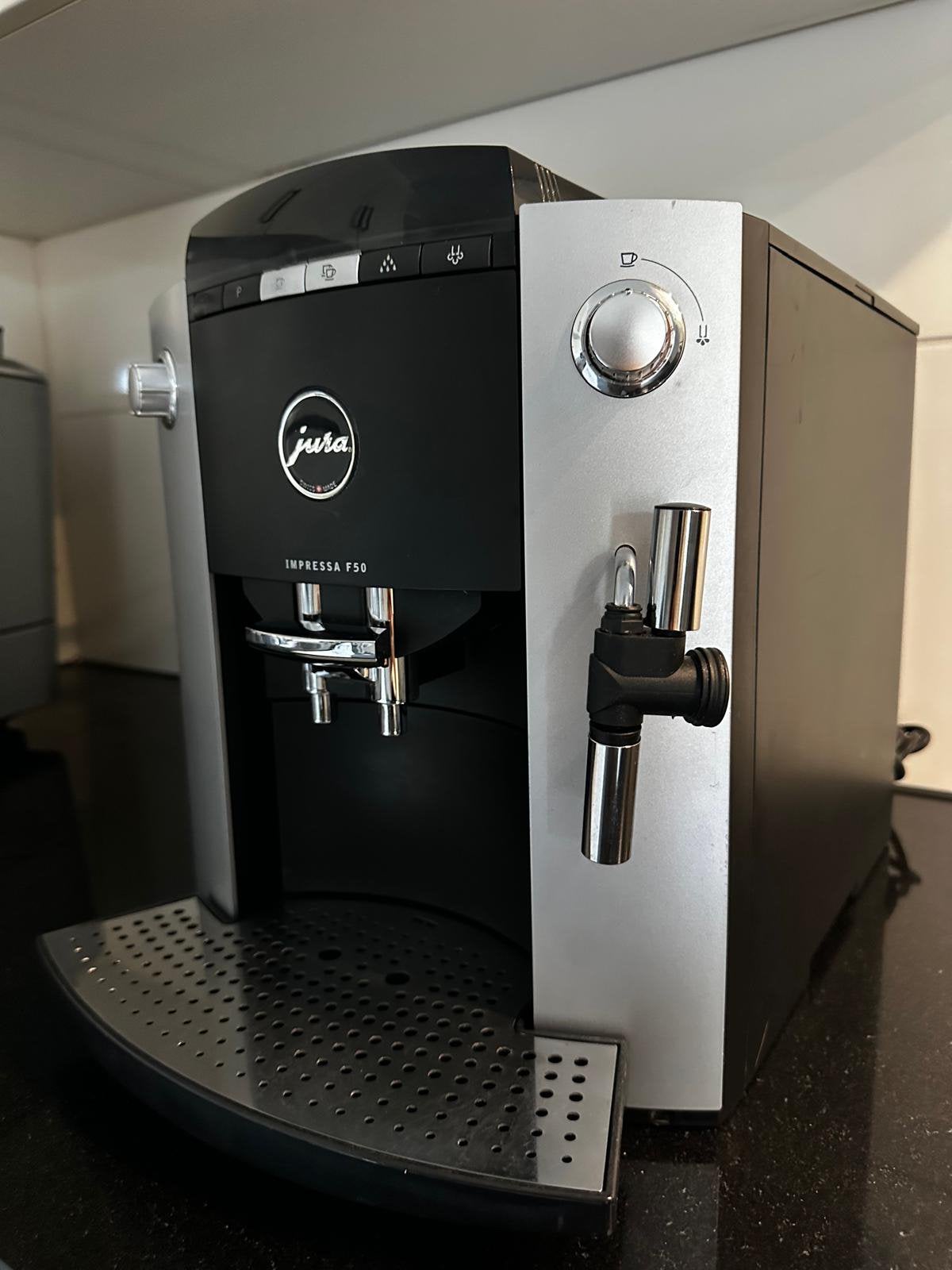 Jura F50 gereviseerd en volledig nagekeken., 10 kopjes of meer, Ophalen of Verzenden, Zo goed als nieuw, Koffiemachine