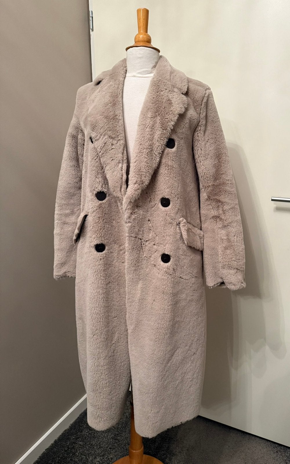 Grijze faux fur bontjas met suede binnenkant, knopen, zakken, Kleding | Dames, Ophalen of Verzenden, Zo goed als nieuw, Maat 36 (S)