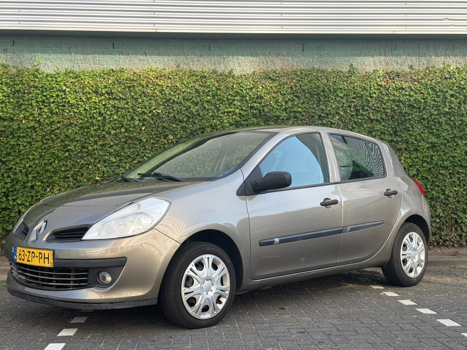 Renault Clio 1.2 16V 55KW 5-DRS E4 2008 Beige, Auto's, Voorwielaandrijving, 535 kg, 74 pk, 4 cilinders