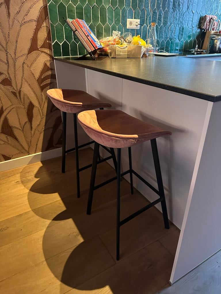 2 Barkrukken Finn Kick Collectie - Roze Velvet, Huis en Inrichting, Barkrukken, Ophalen, Gebruikt, Met voetsteun, 60 tot 90 cm