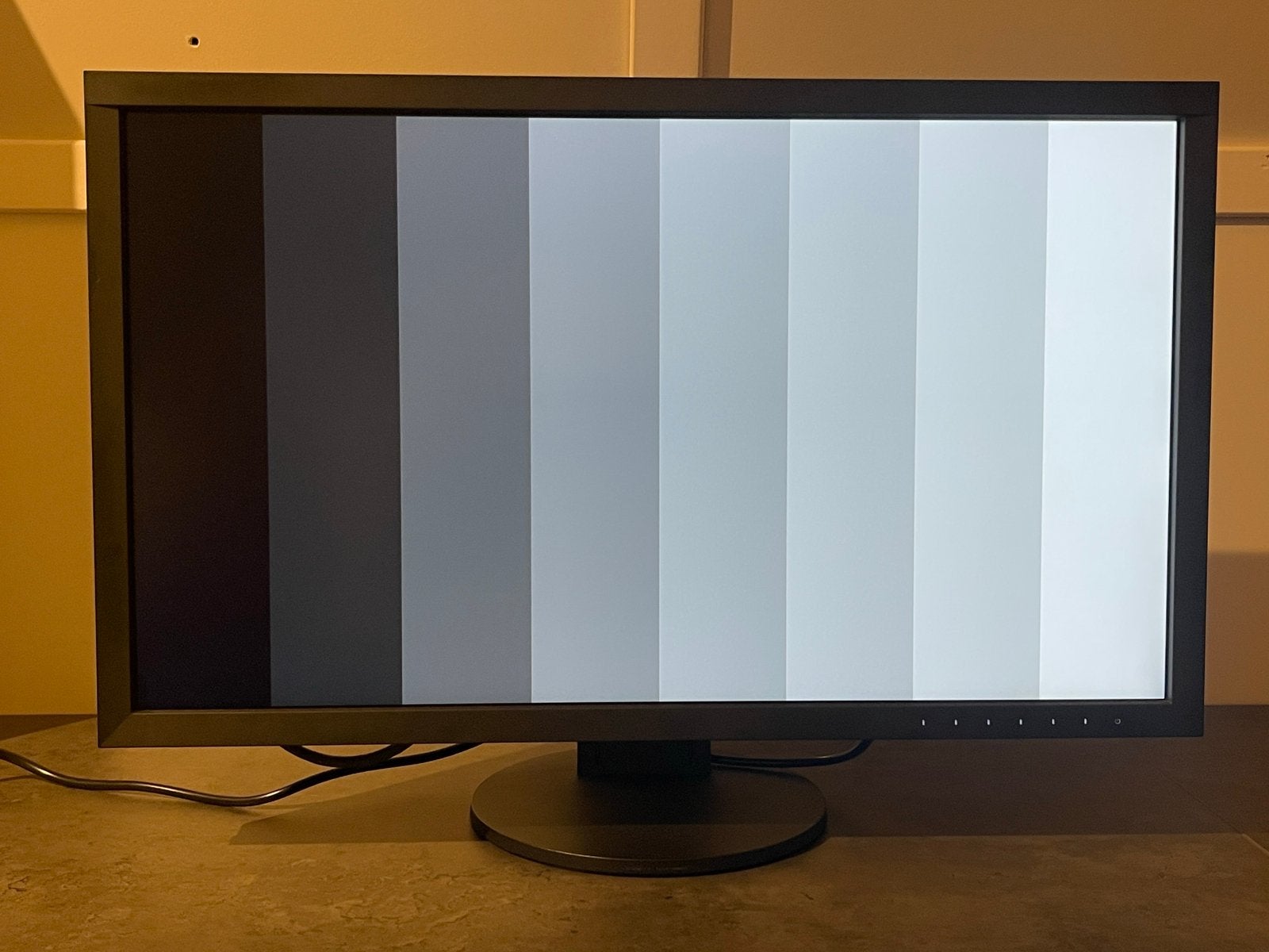 Foto 4 van EIZO ColorEdge CS2740 27 inch 4K monitor GEKALIBREERD