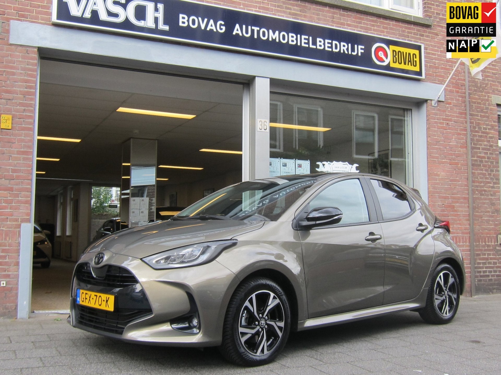 Toyota Yaris 1.5 Hybrid 115 First Edition All-In Prijs Bi-To, Auto's, Gebruikt, 450 kg, Bedrijf, Automatische klimaatregeling