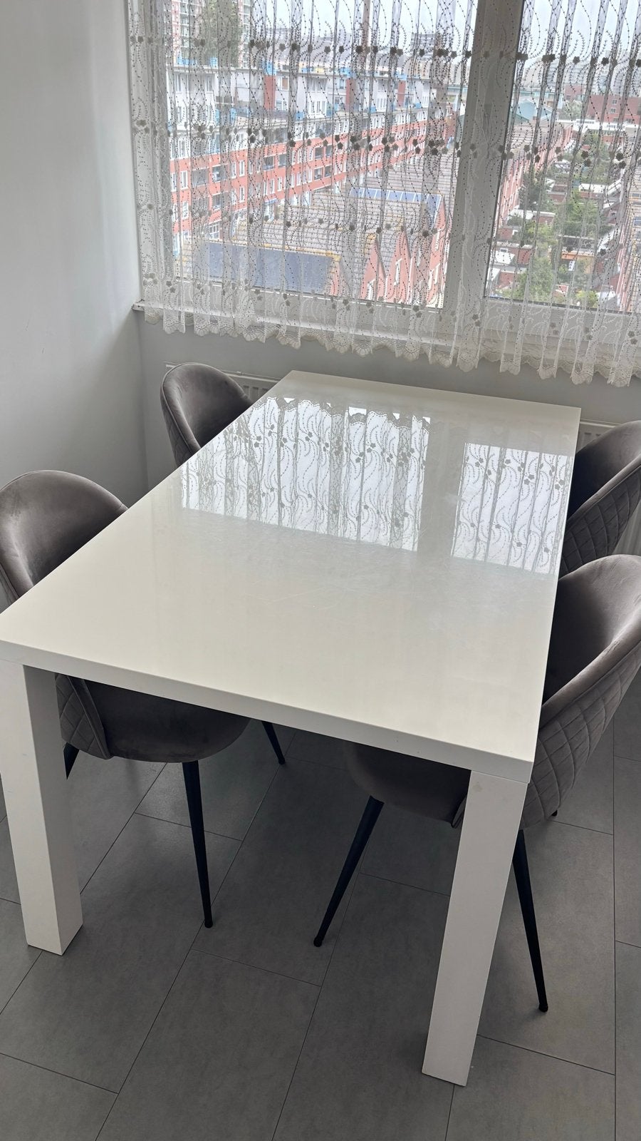 Witte eettafel met z.g.a.n. velvet antraciet stoelen, Ophalen, 50 tot 100 cm, Zo goed als nieuw, 150 tot 200 cm