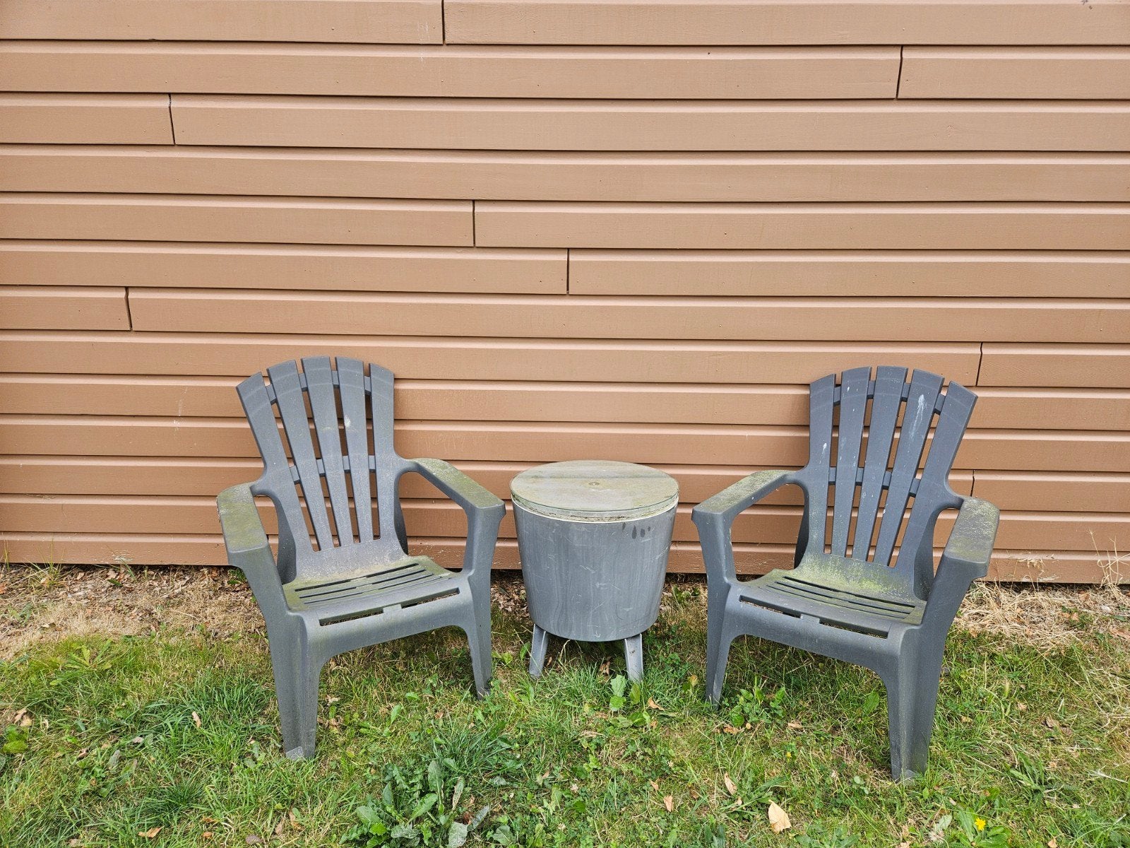 Tuinset: 2 grijze kunststof stoelen met bijzettafel, Kunststof, Gebruikt, Bijzettafel, Tuinset