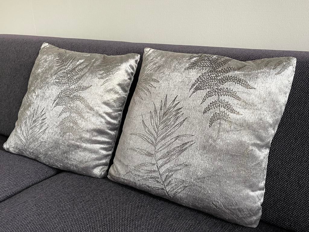 2x sierkussen zilvergrijs 45x45 cm - bladmotief, Ophalen of Verzenden, Zo goed als nieuw, Vierkant
