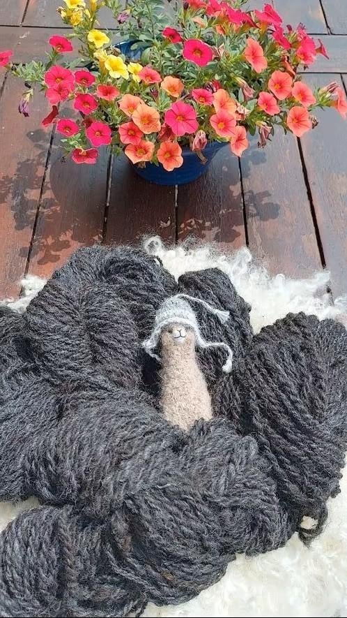 Alpaca wol donkergrijs handgesponnen 635g, Hobby en Vrije tijd, Breien en Haken, Ophalen of Verzenden, Nieuw, Breien of Haken