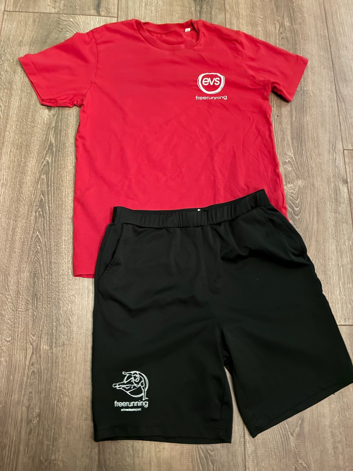 Freerunning kleding set: T-shirt en korte broek (12-14 jaar), Ophalen of Verzenden, Gebruikt, Jongen of Meisje, Setje