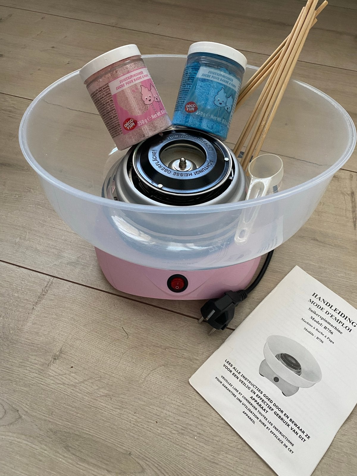 Suikerspinmachine met suiker en stokjes, Ophalen, Zo goed als nieuw