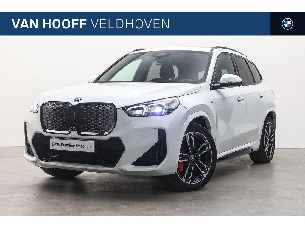 BMW iX1 eDrive20 High Executive M Sport / Trekhaak / Panoram, Auto's, BMW, Gebruikt, Met garantie (alle), 24 min, Wit