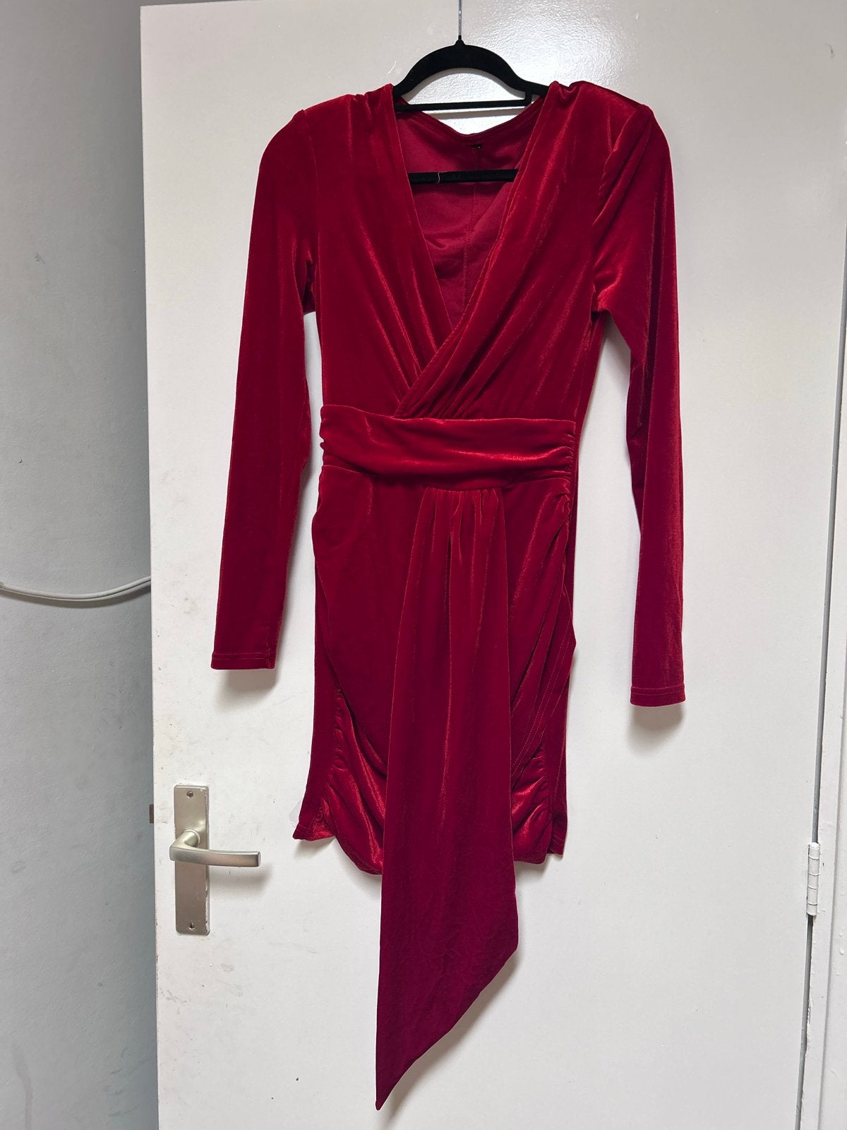 Rode fluwelen jurk met lange mouwen, Kleding | Dames, Jurken, Maat 38/40 (M), Ophalen of Verzenden, Zo goed als nieuw, Boven de knie