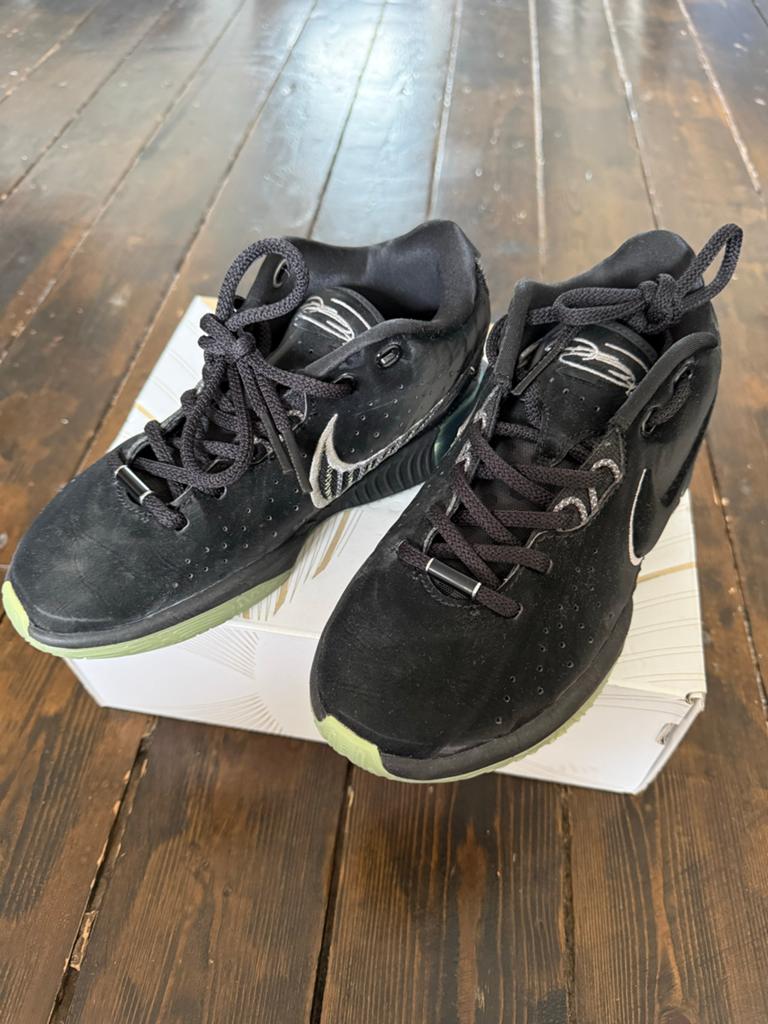 Nike Lebron Limited Edition Basketbalschoenen - Maat 35,5, Ophalen of Verzenden, Zo goed als nieuw, Schoenen