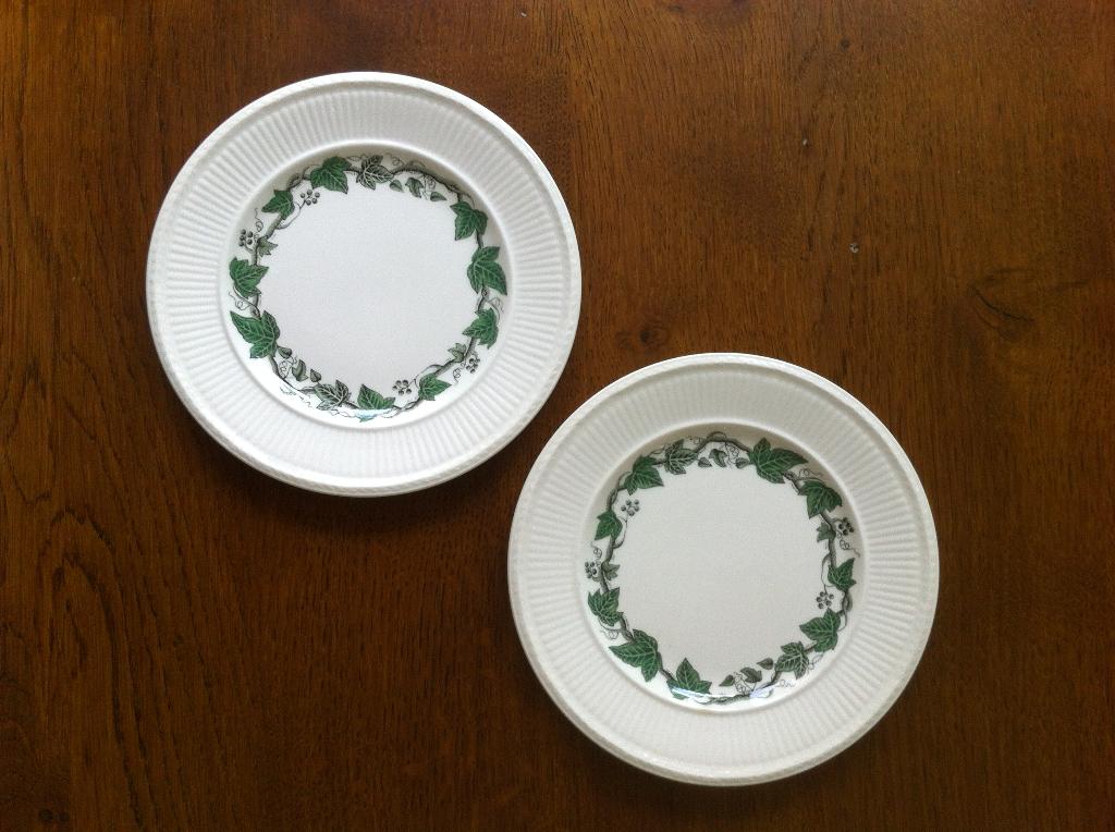 2 Wedgwood "Stratford" Taart/Gebakbordjes, Overige typen, Ophalen of Verzenden, Zo goed als nieuw, Overige stijlen