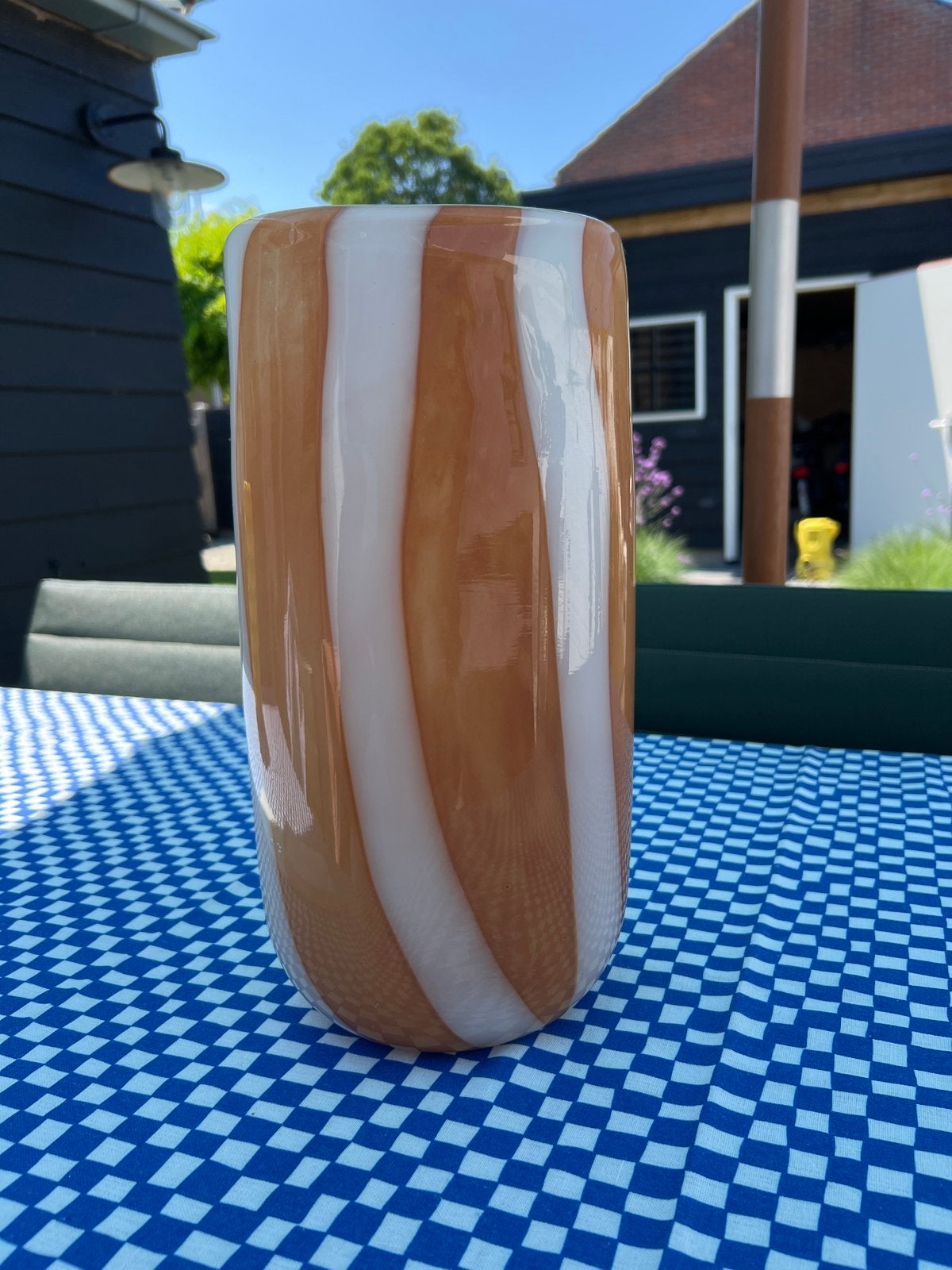 Mooie glazen vaas met spiraalpatroon, Huis en Inrichting, Ophalen of Verzenden, Bruin, Glas