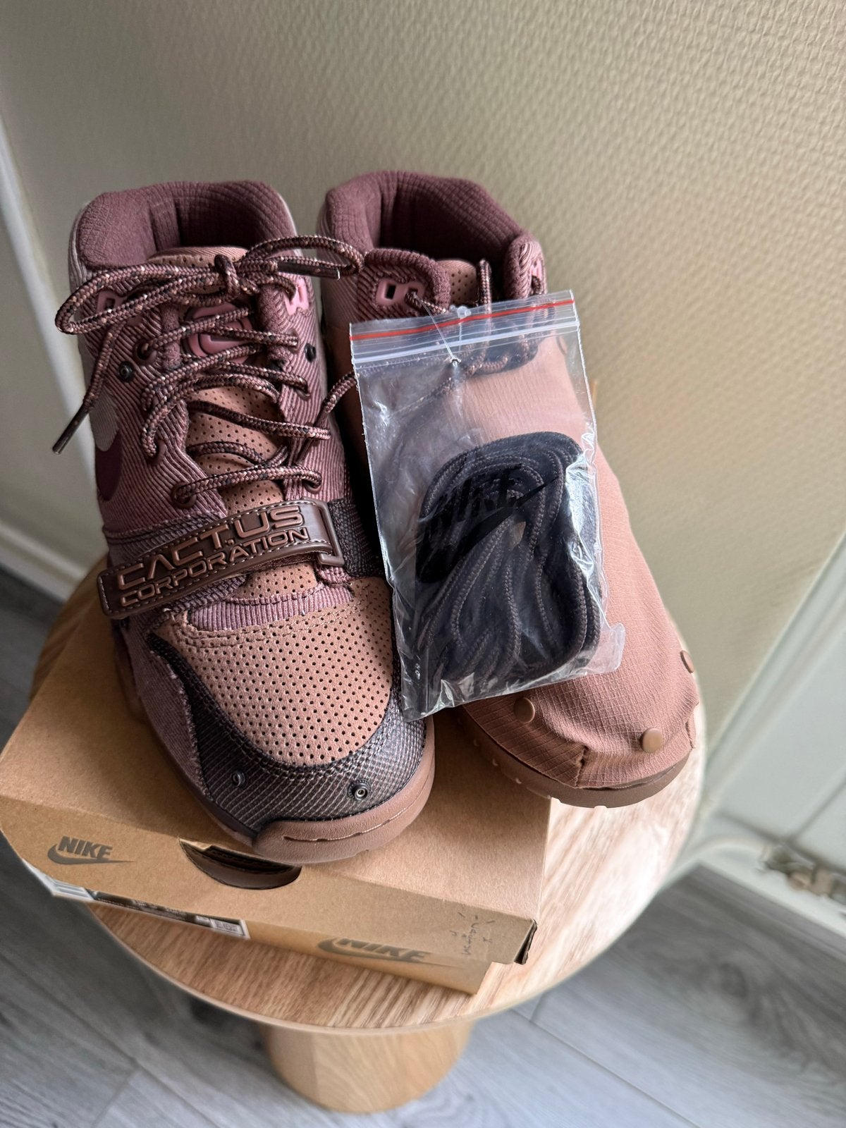 Nike x Travis Scott Air Trainer 1 SP 'Grey Haze', Ophalen of Verzenden, Nieuw, Bruin, Sneakers of Gympen