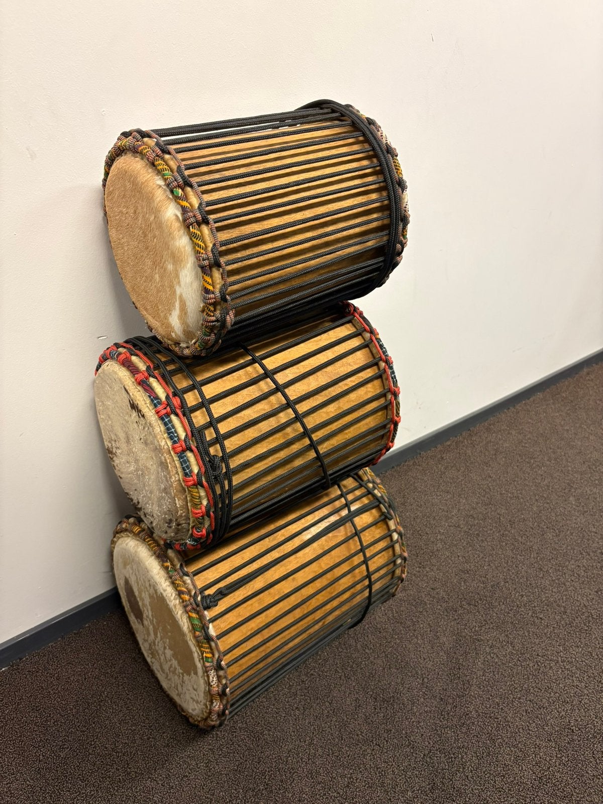 Set van 3 doundouns uit Burkina Faso. Zeer goede klank., Muziek en Instrumenten, Ophalen of Verzenden, Zo goed als nieuw, Trommel