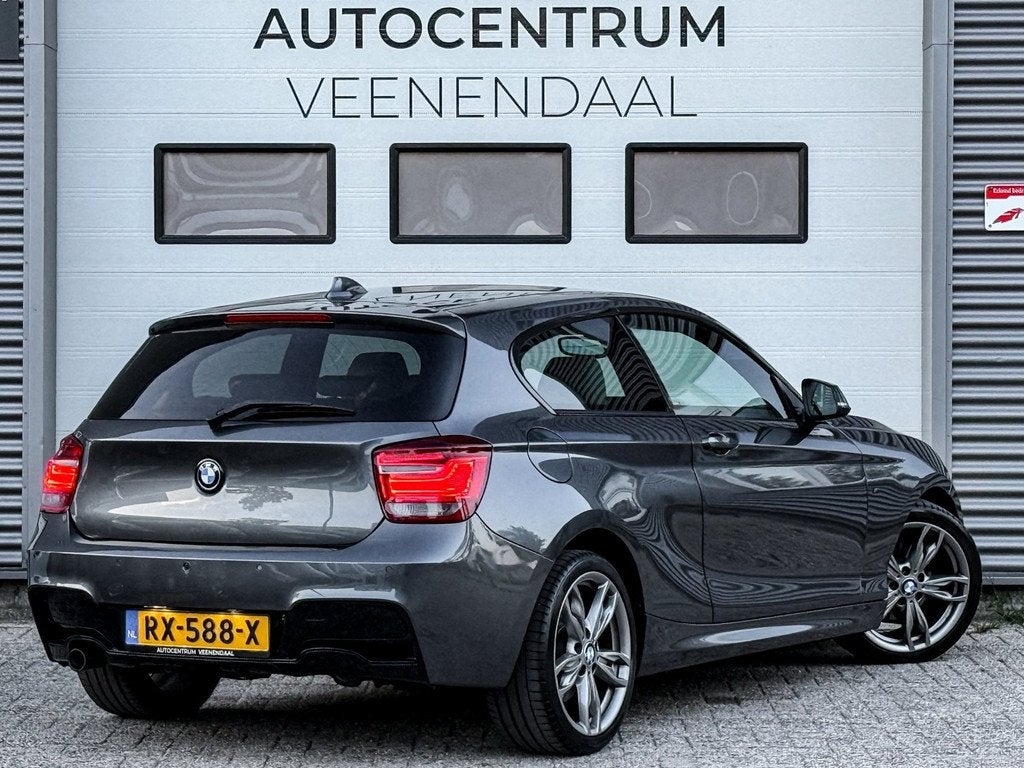 BMW 1-serie 120d 184 PK AUT 3X M-SPORT TREKHAAK/H&K/XENON/LE, Auto's, Euro 5, Achterwielaandrijving, Beige, 4 cilinders