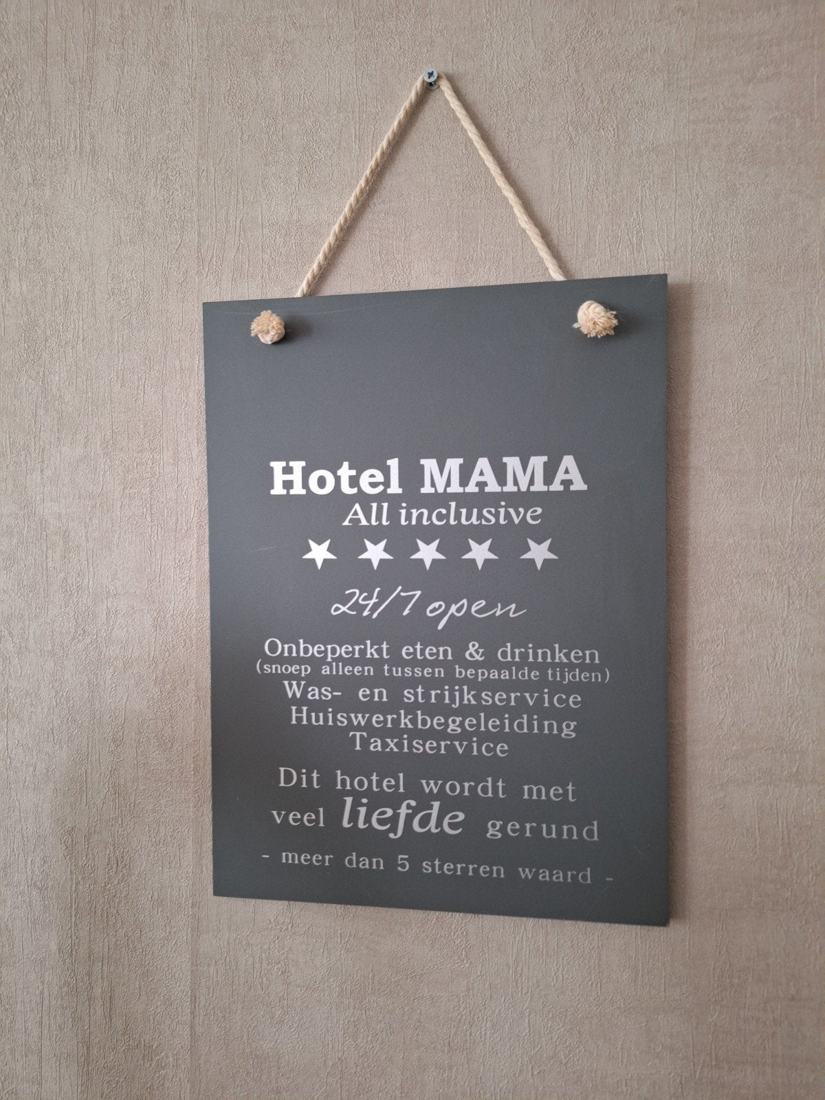 hotel Mama bord, 26 cm, Ophalen of Verzenden, Zo goed als nieuw, Hout