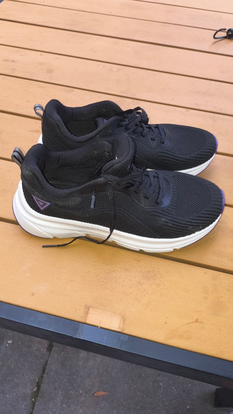 Zwarte sneakers met paarse accenten - Maat 37, Kleding | Dames, Schoenen, Ophalen, Zwart, Zo goed als nieuw, Osaga