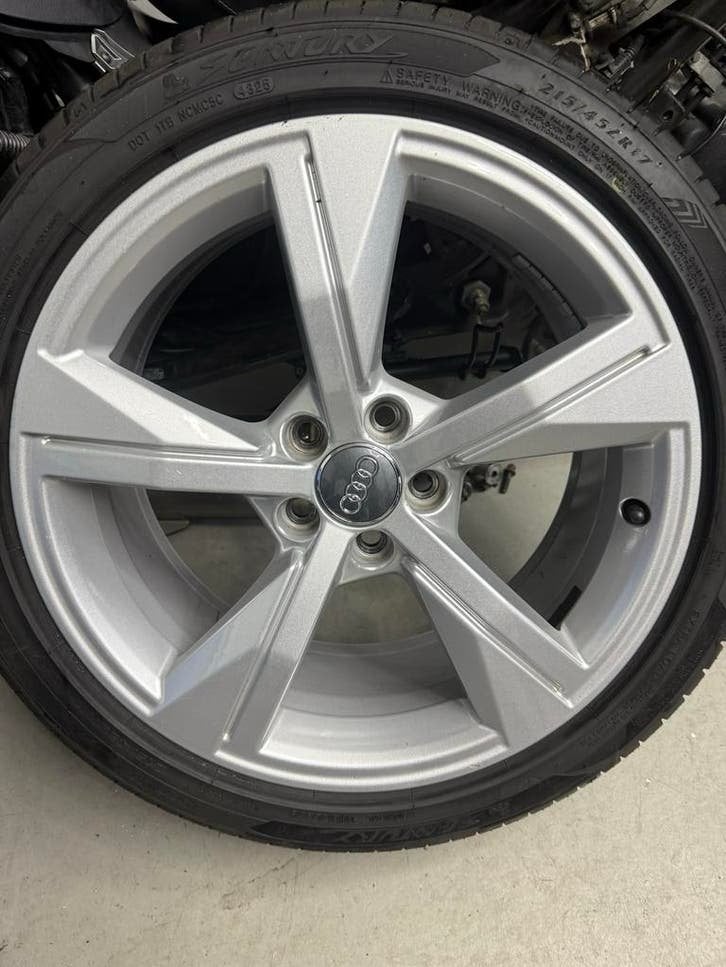 Audi A1 originele velgen met nieuwe all season banden, Auto-onderdelen, Banden en Velgen, Ophalen, Banden en Velgen, 17 inch, All Season