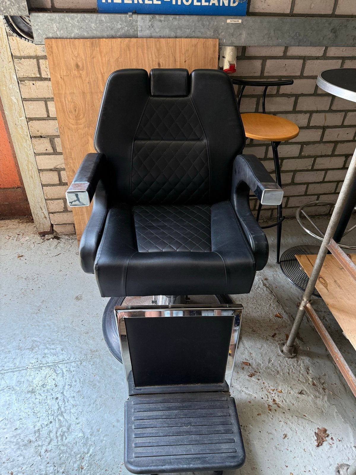 Twee gebruikte kappersstoelen / barberstoelen, Huis en Inrichting, Stoelen, Gebruikt, Twee, Zwart, Leer