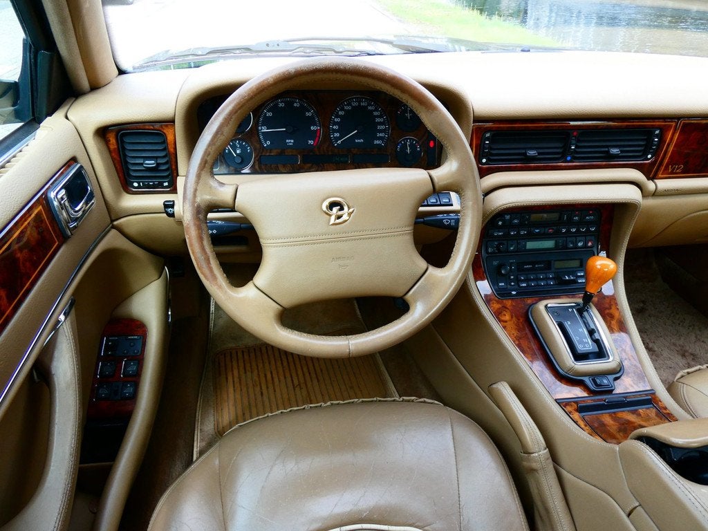 Daimler Double Six 6.0 V12 312pk Origineel Nederlands met hi, Achterwielaandrijving, Gebruikt, Beige, 12 cilinders