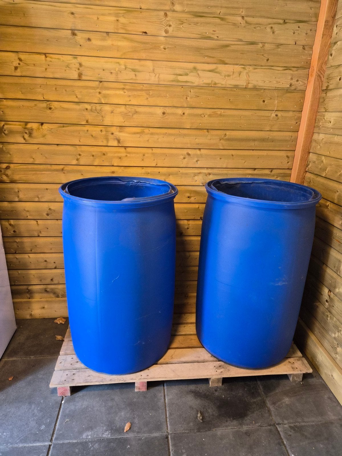 2x Blauwe Regentonnen/Waterreservoirs - Gebruikt, Tuin en Terras, Bloembakken en Plantenbakken, Ophalen, Kunststof, Gebruikt, Rond