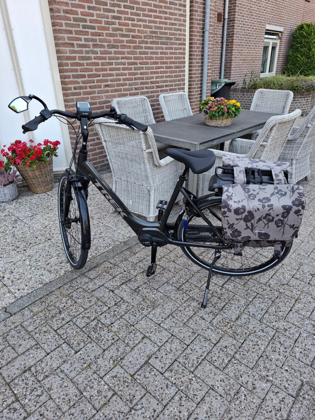Trek E-bike met lage instap en fietstassen, Gebruikt, 51 tot 55 cm, 50 km per accu of meer, Ophalen