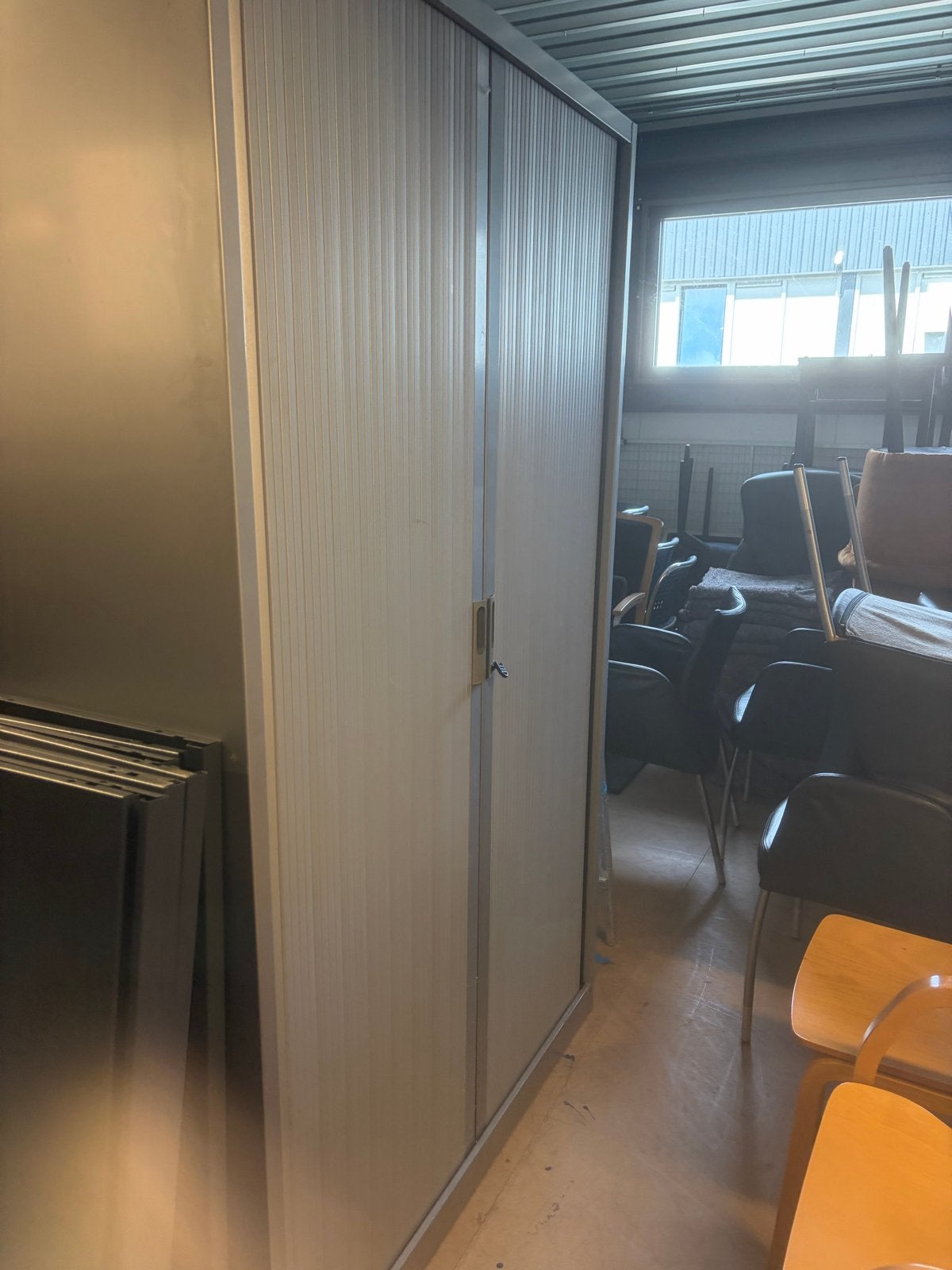 Metalen roldeurkast met slot - grijs, Ophalen, Gebruikt, 100 tot 150 cm, Meerdere deuren