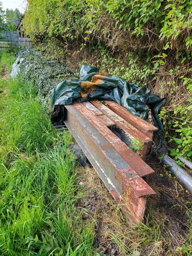 Stalen balken 9.5 en 10.5 meter lang., Ophalen