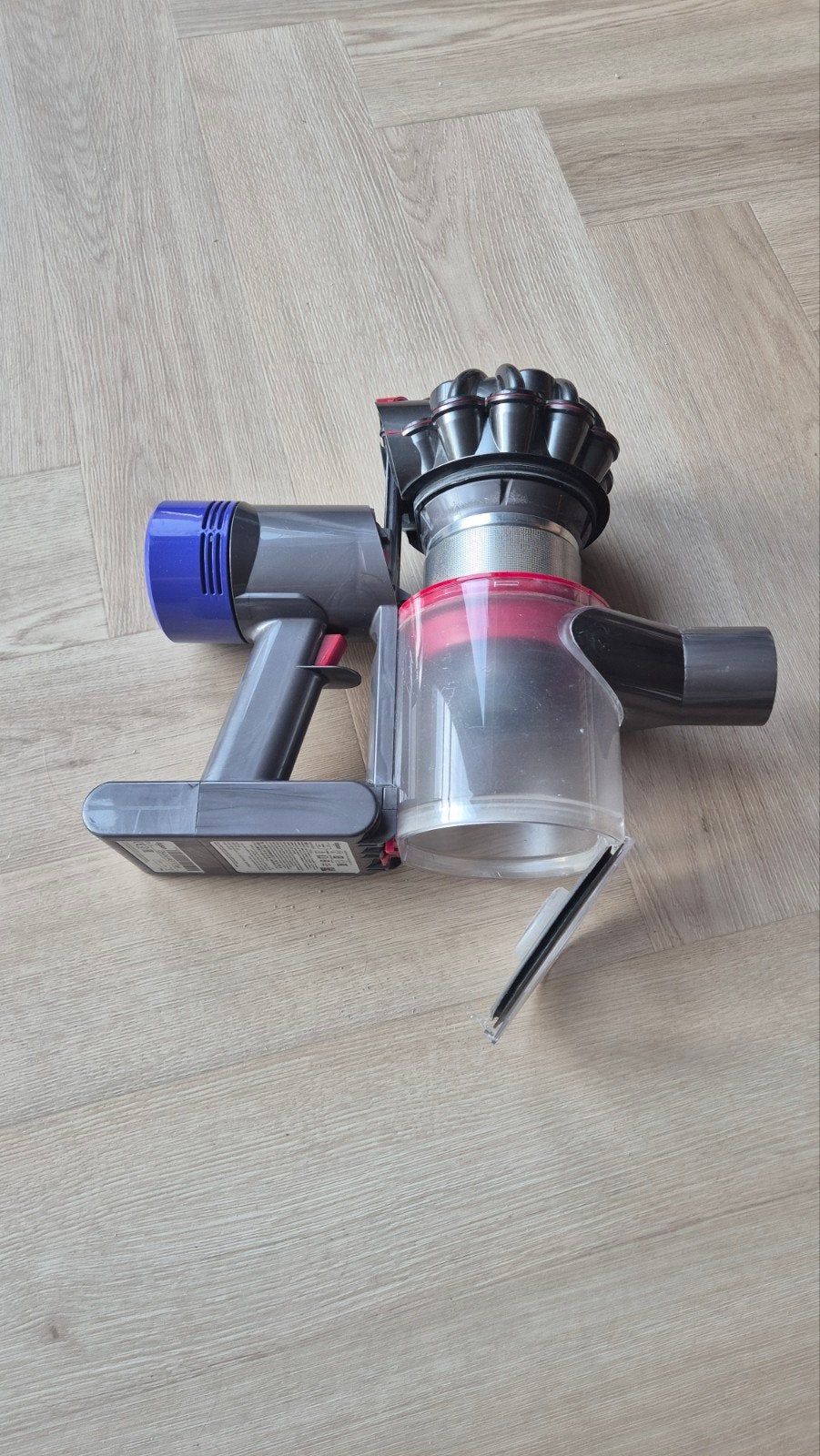 Foto 7 van Dyson V8 Absolute steelstofzuiger met accessoires
