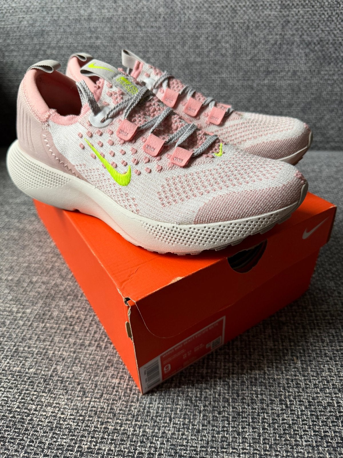 Nike React Escape RN Flyknit - maat 40.5 (W) - Nieuw in doos, Sportschoenen, Nieuw, Ophalen of Verzenden, Roze