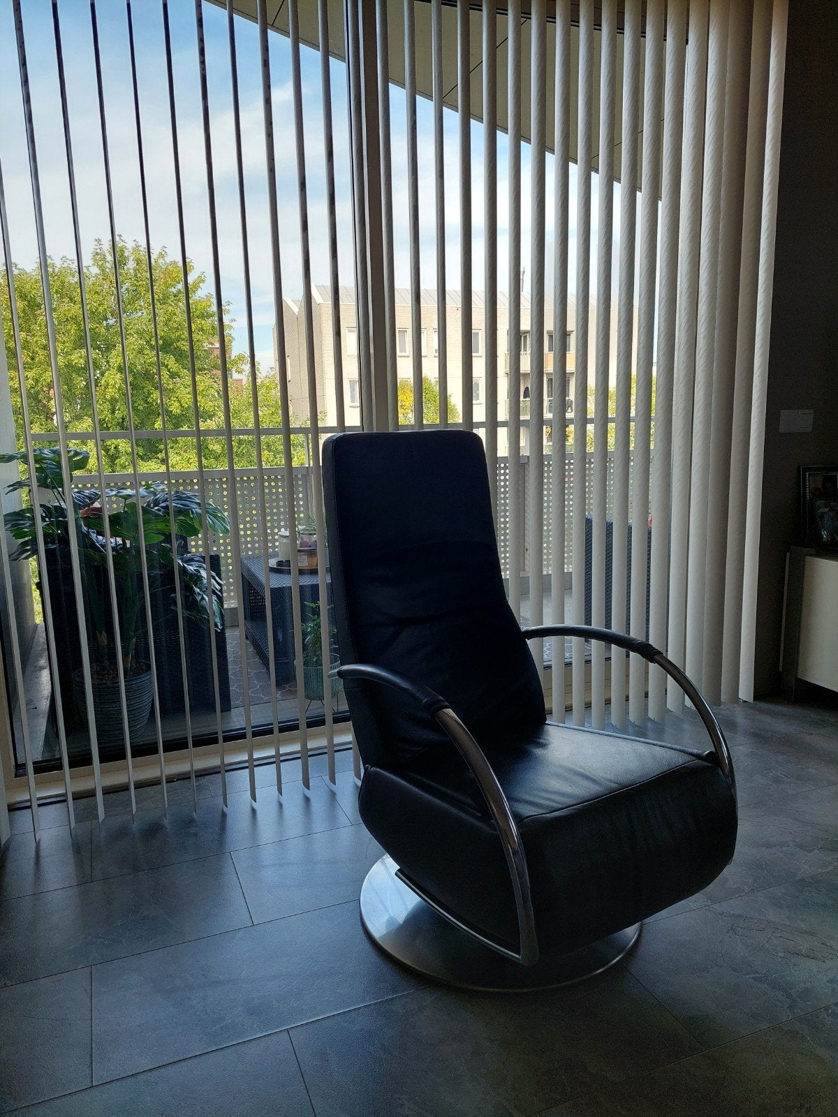 Luxe Zwarte Leren Relaxfauteuil met Chroom Onderstel, Ophalen, Zo goed als nieuw, Modern, 50 tot 75 cm