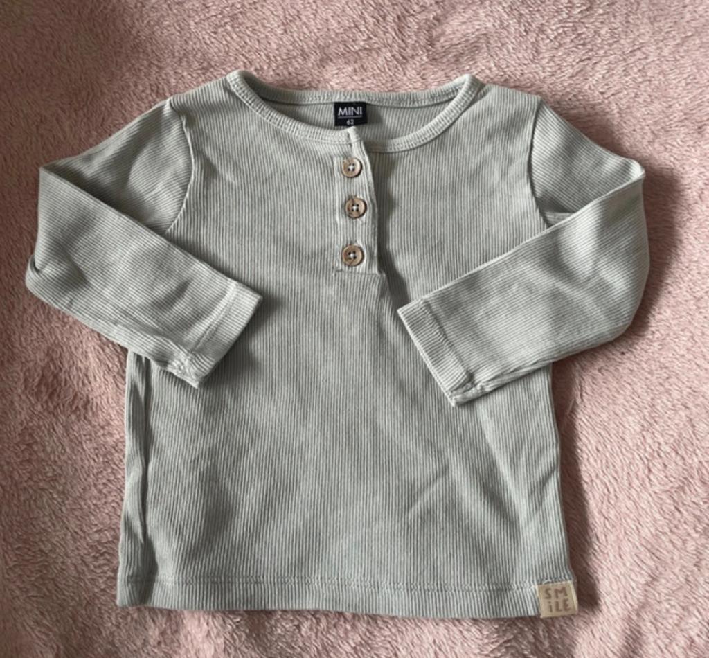 Lange mouwen top, van Mini, maat 62, groen + knoopjes, Kinderen en Baby's, Babykleding | Maat 62, Verzenden, Zo goed als nieuw