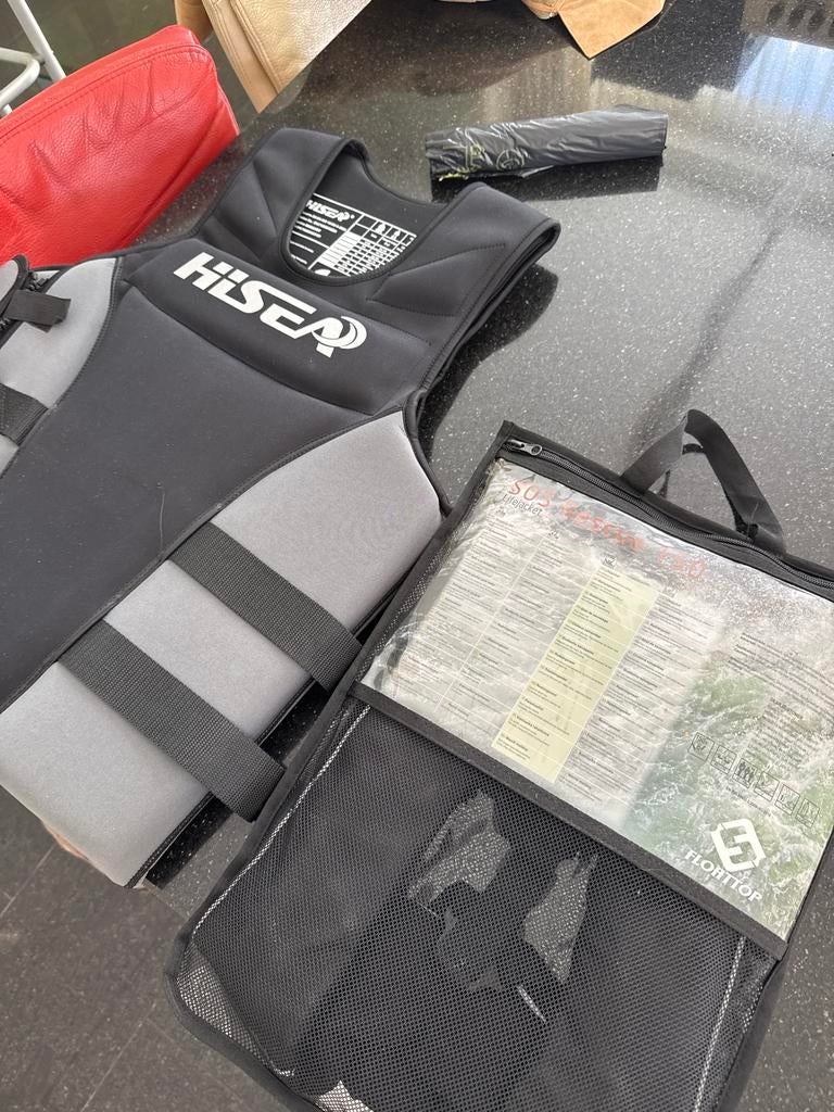 Twee zwemvesten - Hisea en SOS Rescue, Watersport en Boten, Watersportkleding, Ophalen, Zo goed als nieuw, Dame of Heer, Reddingsvest of Zwemvest