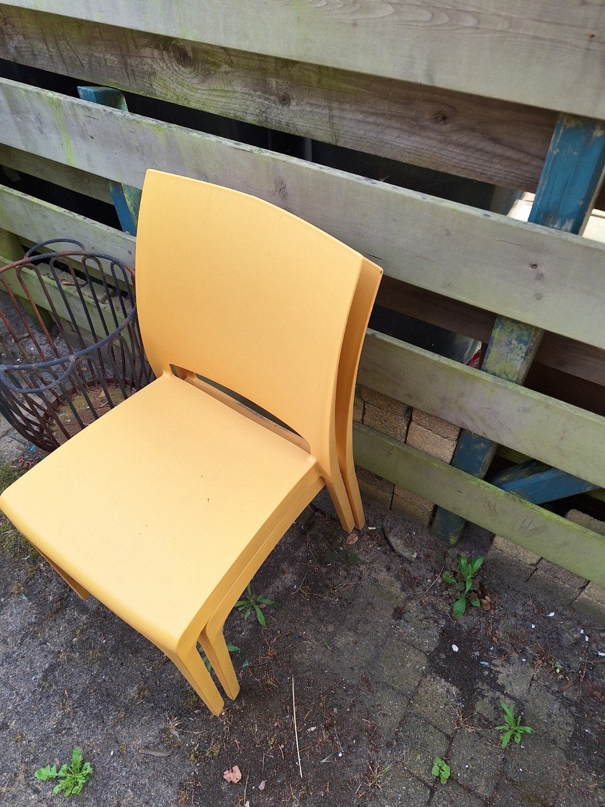 Twee kunststof tuinstoelen, Ophalen, Zo goed als nieuw, Kunststof