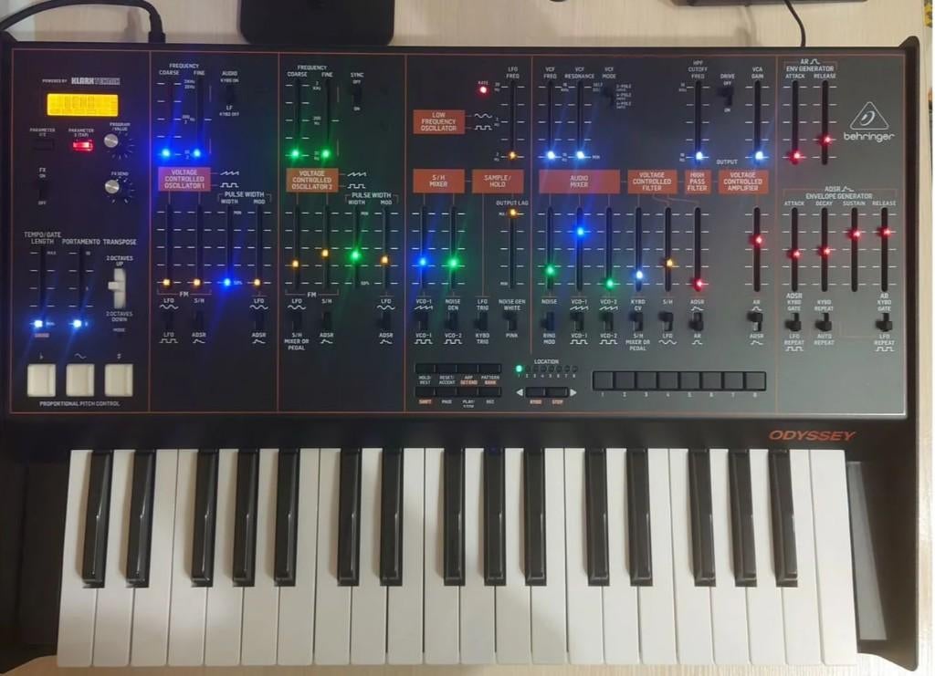Behringer Odyssey - analoge synthesizer, Muziek en Instrumenten, Synthesizers, Overige merken, Gebruikt, Met midi-aansluiting