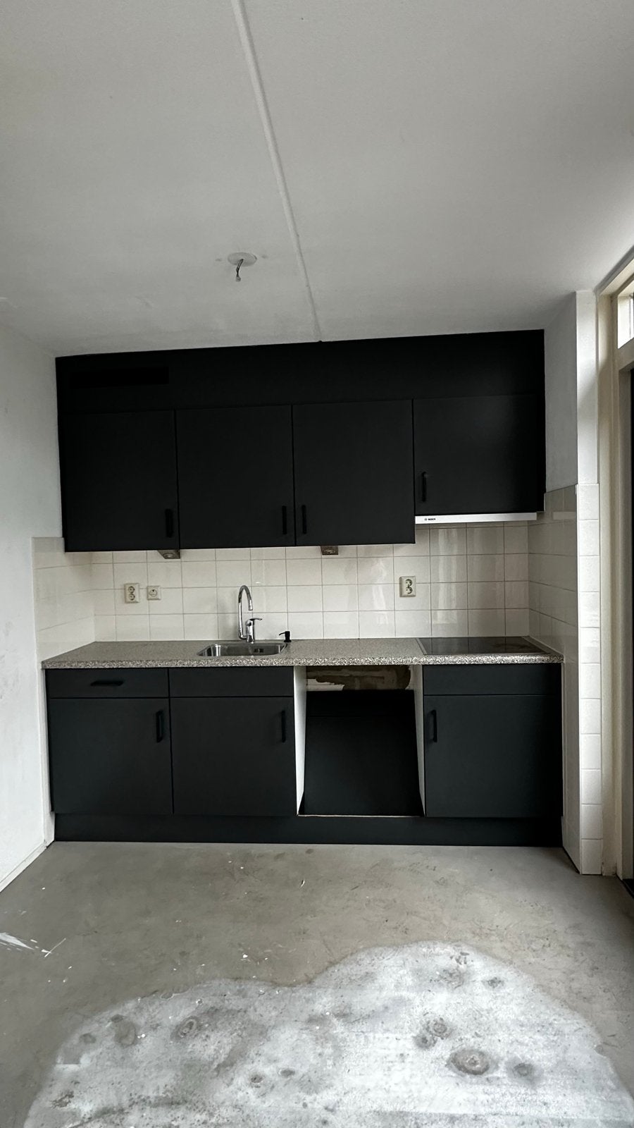 Moderne zwarte keuken met Bosch apparatuur, Huis en Inrichting, Keuken | Complete keukens, Ophalen, Zwart, Enkelwandige keuken