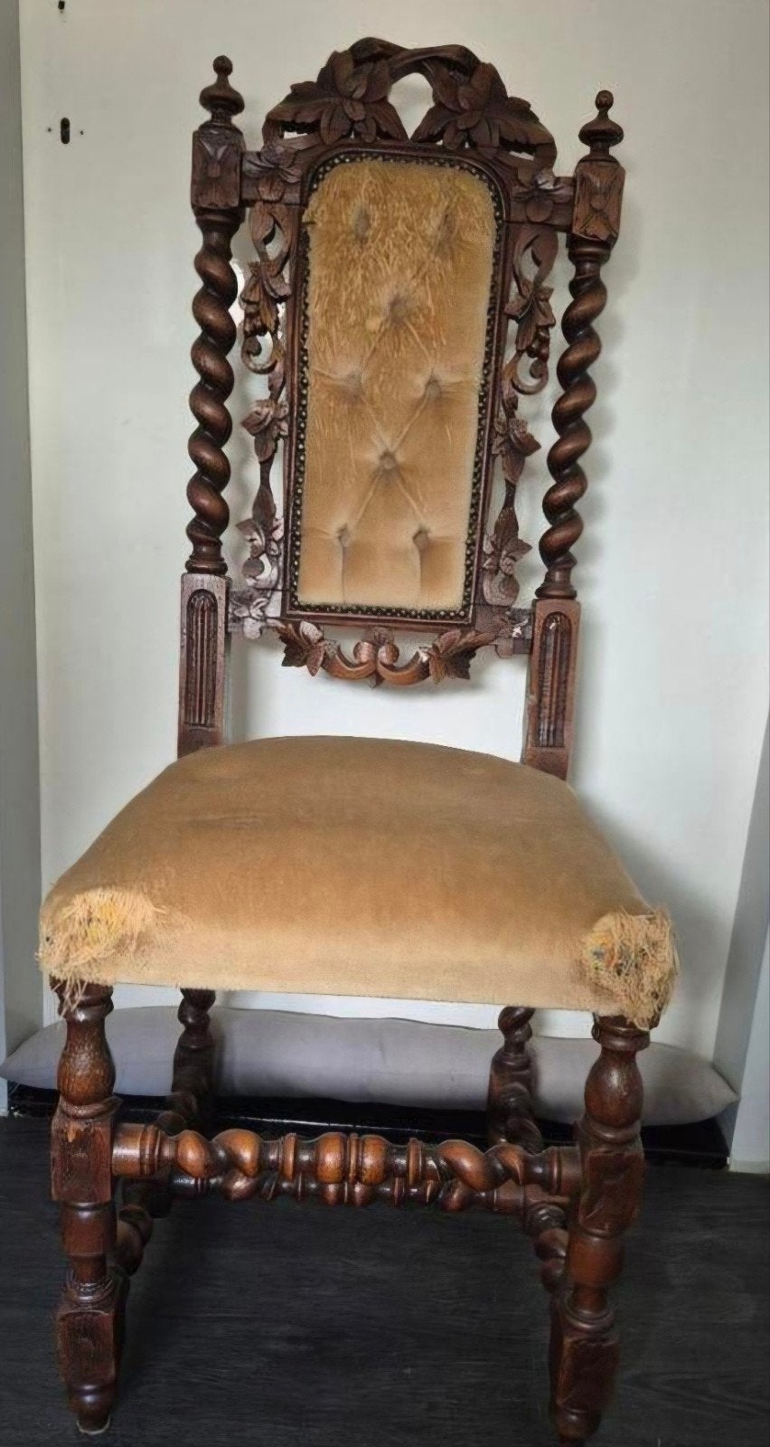 Antieke stoel met houtsnijwerk en beschadigde bekleding, Antiek en Kunst, Antiek | Meubels | Stoelen en Banken, Ophalen of Verzenden