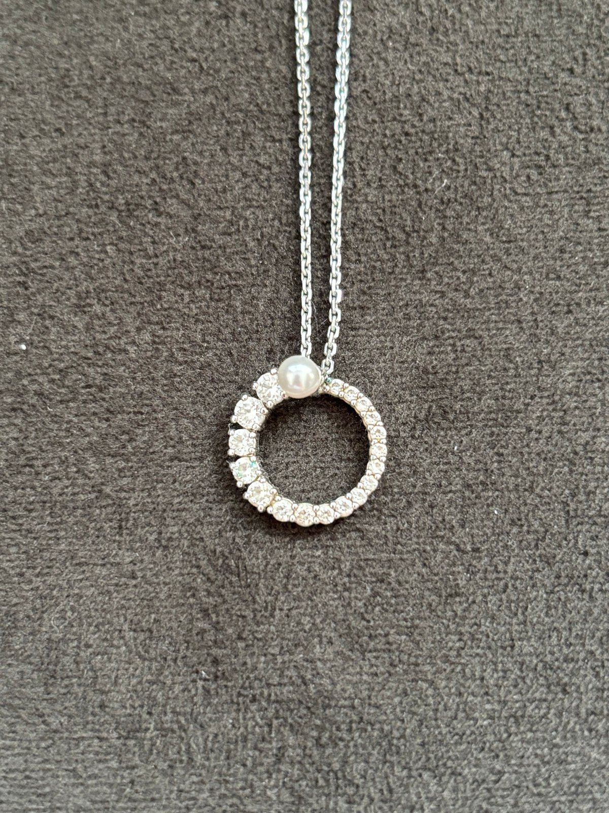 Swarovski zilverkleurige ketting met parel en zirkonia, Ophalen of Verzenden, Zo goed als nieuw, Met edelsteen, Zilver