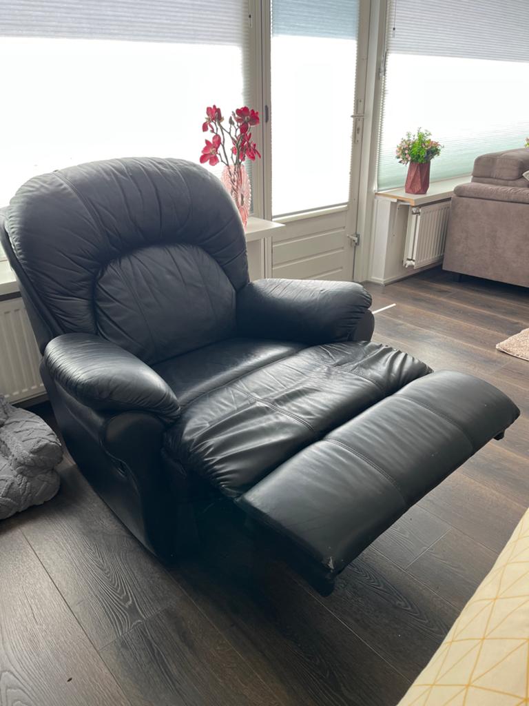 Mooie zwarte relaxstoel gratis af te halen, Gebruikt, Zwart, Leer, Ophalen of Verzenden