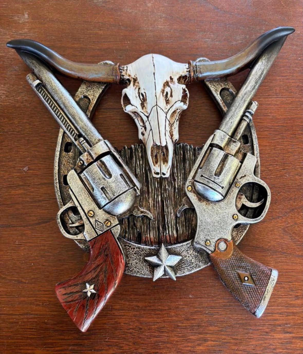 Western deco wandbord pistolen en skull, Antiek en Kunst, Overige onderwerpen, Ophalen of Verzenden, Wanddecoratie, 20 - 50 cm
