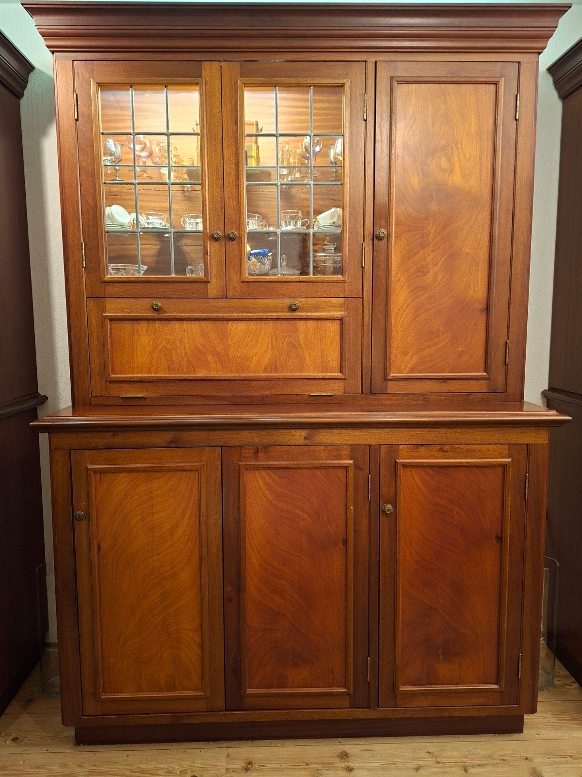 Handgemaakte massief houten kast/vitrinekast - glas in lood, Ophalen, Klassiek, 150 tot 200 cm, Zo goed als nieuw