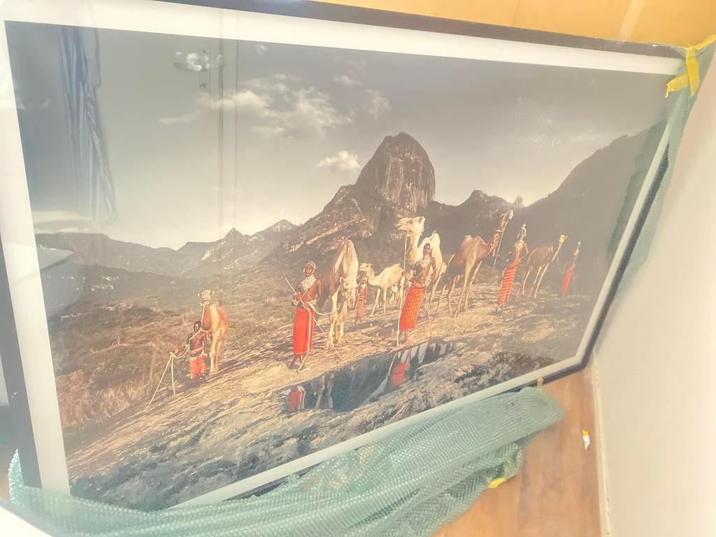 127 x 200cm ingelijst kunstwerk: Afrikaanse stam met kamelen, Ophalen