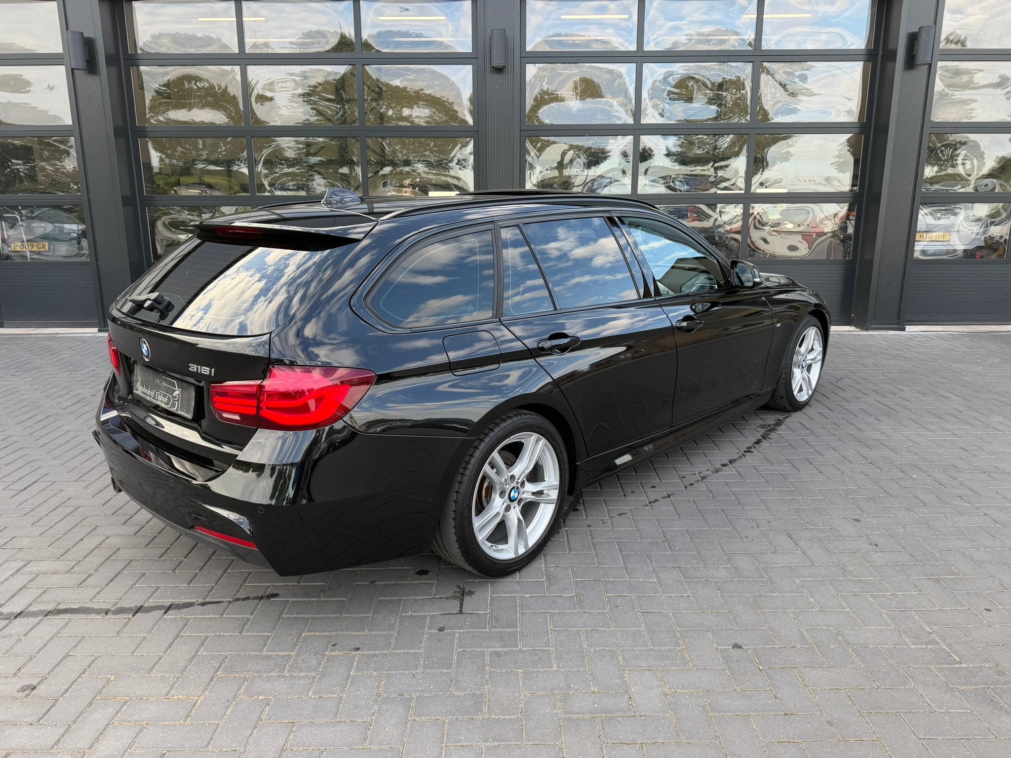 BMW 3 Serie Touring 318i M Sport Led / Dakraam (bj 2019), Auto's, BMW, 136 pk, Gebruikt, Lichtsensor, Zwart