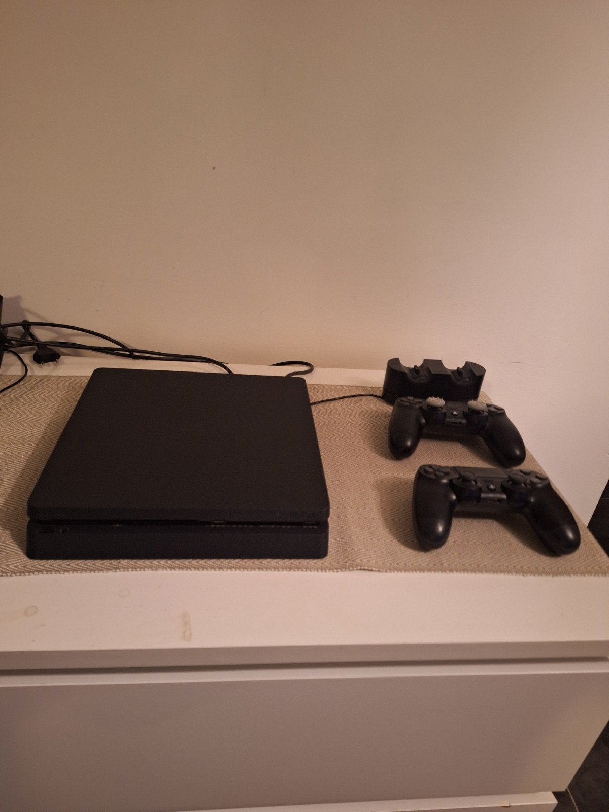 PlayStation 4 Slim + 2 controllers + 6 games
Ik verkoop e, Ophalen, 500 GB, Met 2 controllers, Zo goed als nieuw