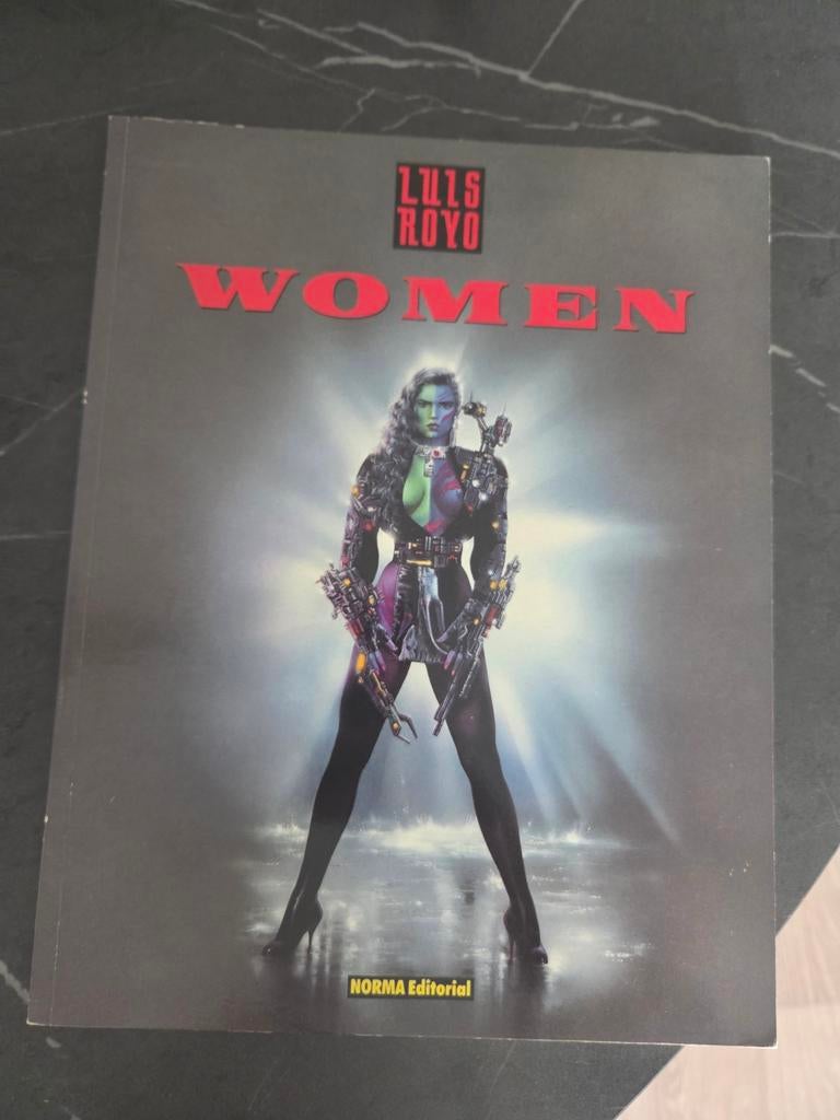 Luis Royo - Women, Ophalen of Verzenden, Zo goed als nieuw