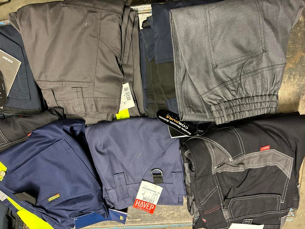 Grote partij werk kleding. Ruim 850 stuks., Ophalen, Nieuw, Dames, Broek